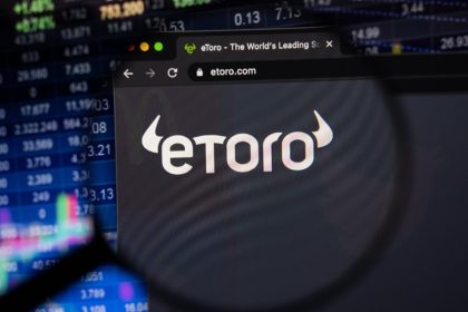etoro-ipo:-shares-soar-nearly-40%-on-nasdaq-debut